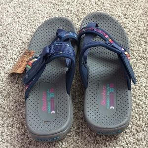 NWT Skechers reggae slippers